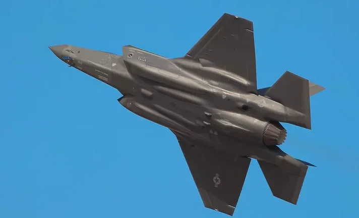 В Калифорнии вблизи базы ВМС США упал истребитель F-35C