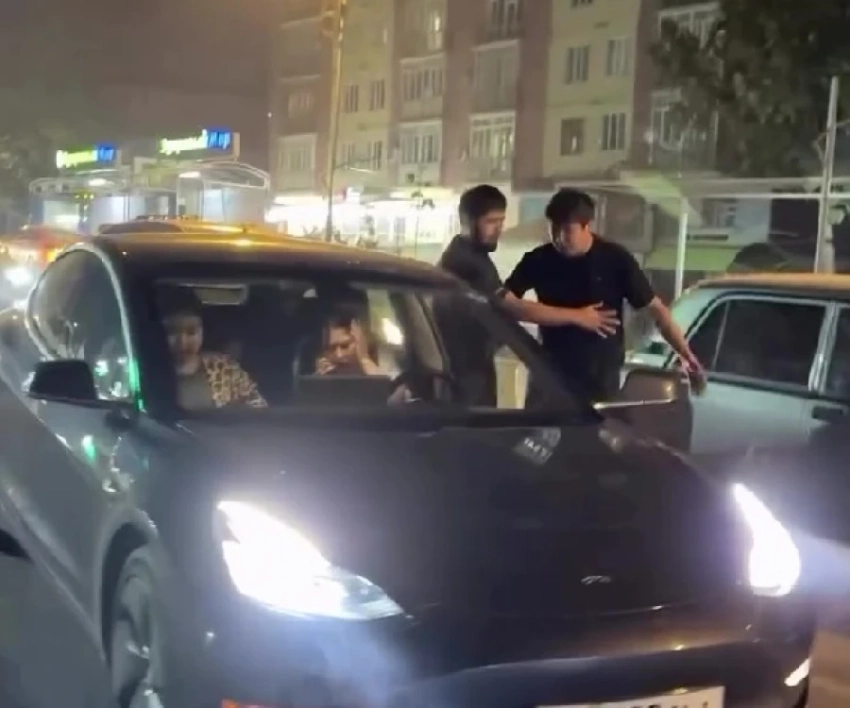 Мужчину, напавшего на девушку-водителя в Оше, арестовали на пять суток