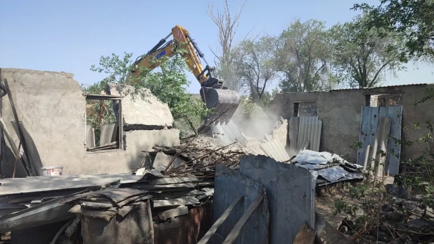 В Бишкеке в ходе очистки русла реки Ала-Арча освободили 1420 квадратных метров муниципальной земли от незаконных строений