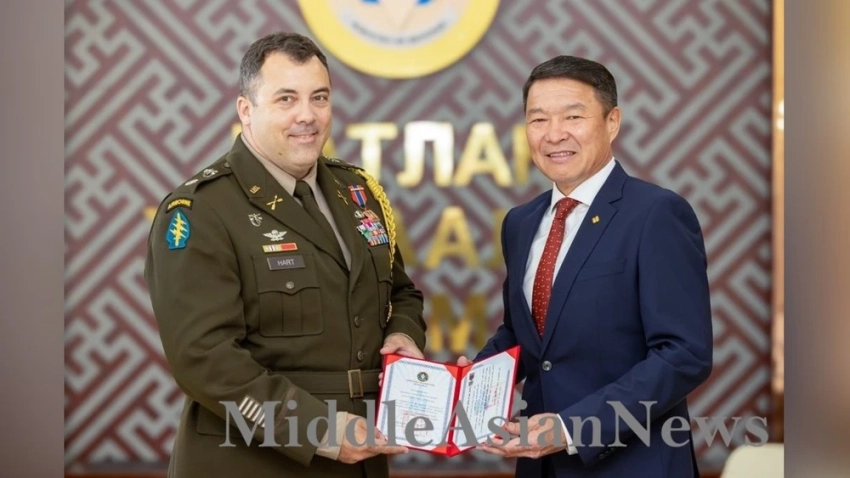 Атташе подполковник Брайан Харт награжден медалью «За военное сотрудничество» ВС Монголии