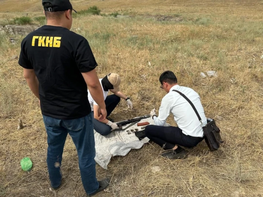На окраине Бишкека обнаружили схрон оружия членов ОПГ Кольбаева