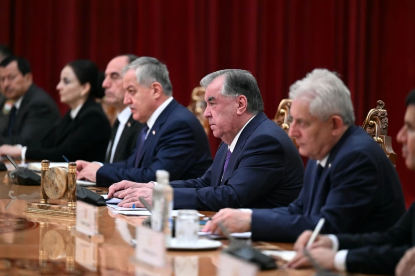 Президенты Кыргызстана и Таджикистана провели переговоры в расширенном формате 