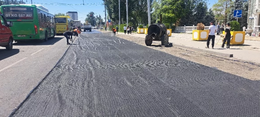 В Бишкеке проводят карточный ремонт дорог. Работы введутся на тех участках, которые не подлежат ямочному ремонту