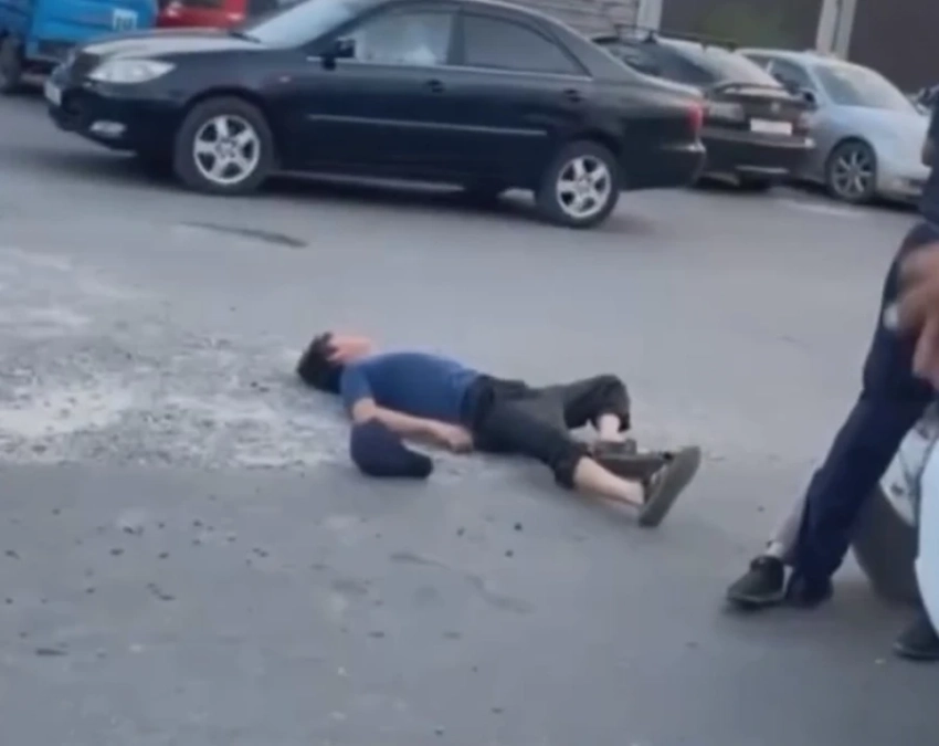 В МВД объяснили, за что милиционер отправил в нокаут мужчину в Бишкеке