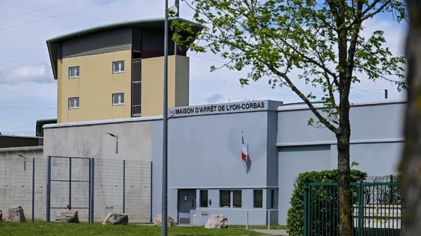 Во Франции заключенный смог сбежать из тюрьмы — его вынес в сумке освободившийся сокамерник