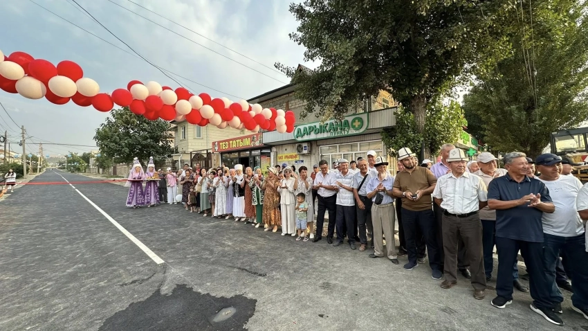 В одном из микрорайонов Оша заасфальтировали дороги и тротуары