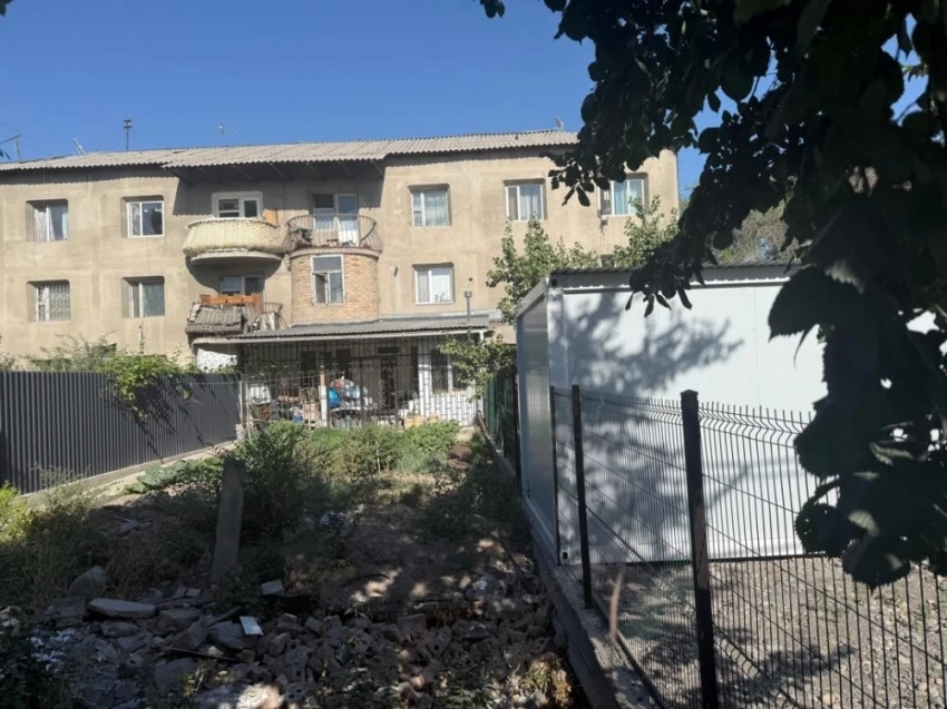 Жители дома №70 на Крымской требуют снести незаконные постройки во дворе