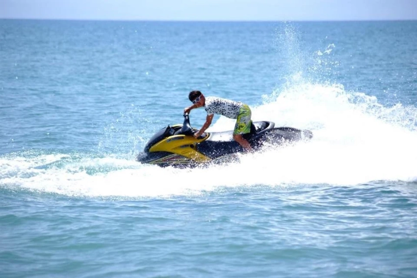 На Иссык-Куле мужчина на водном скутере сбил семилетнего мальчика