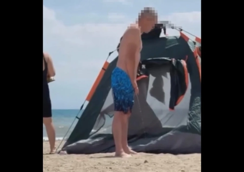 Мужчина справил нужду прямо на пляже в Тамчи на глазах у отдыхающих