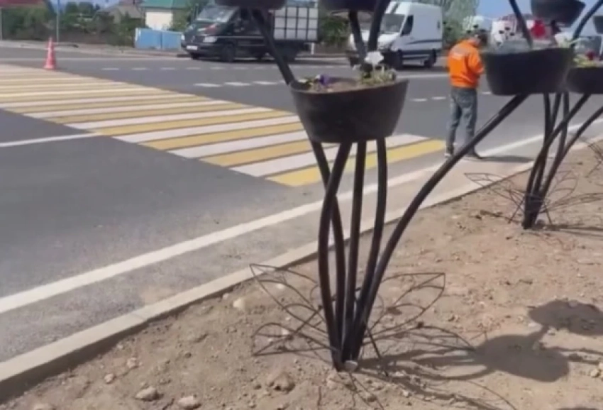 «Немного не вписался». В Чолпон-Ате появился уникальный пешеходный переход