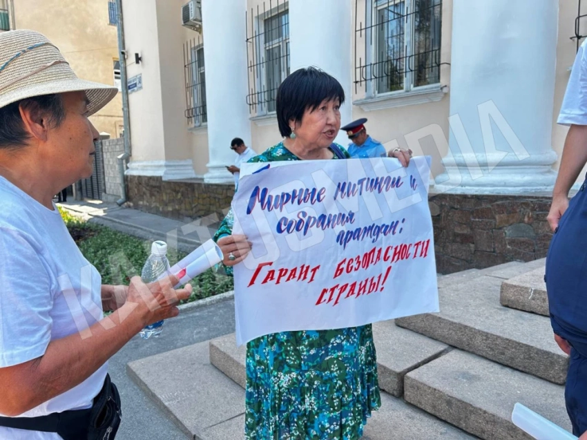 В Бишкеке не дали провести мирный митинг у Первомайского акимиата