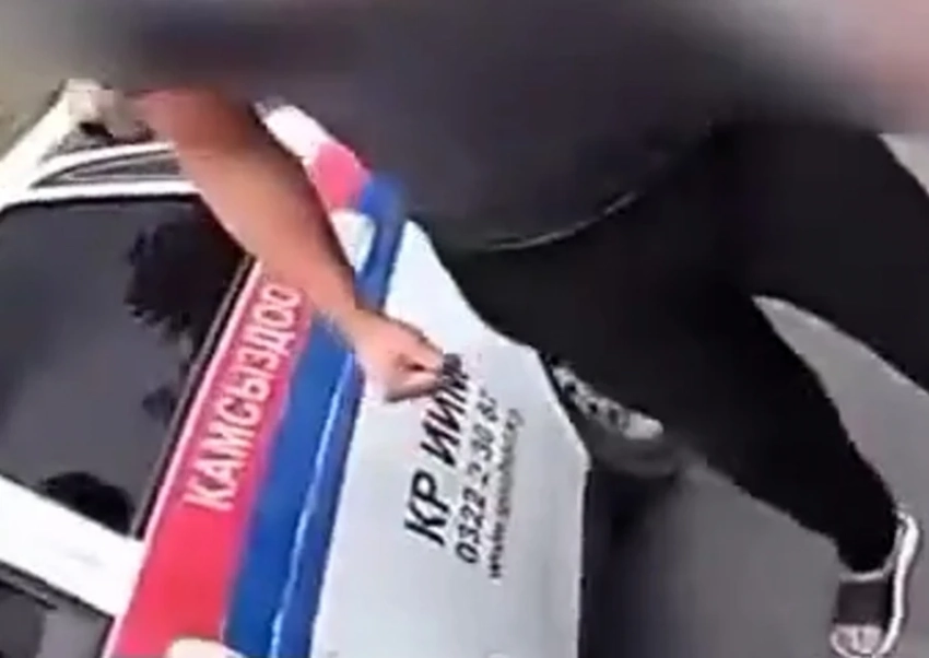 В Ошской области водитель ударил патрульного