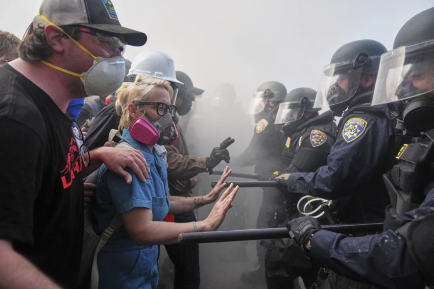 Трамп призывает ужесточить меры против протестующих в масках