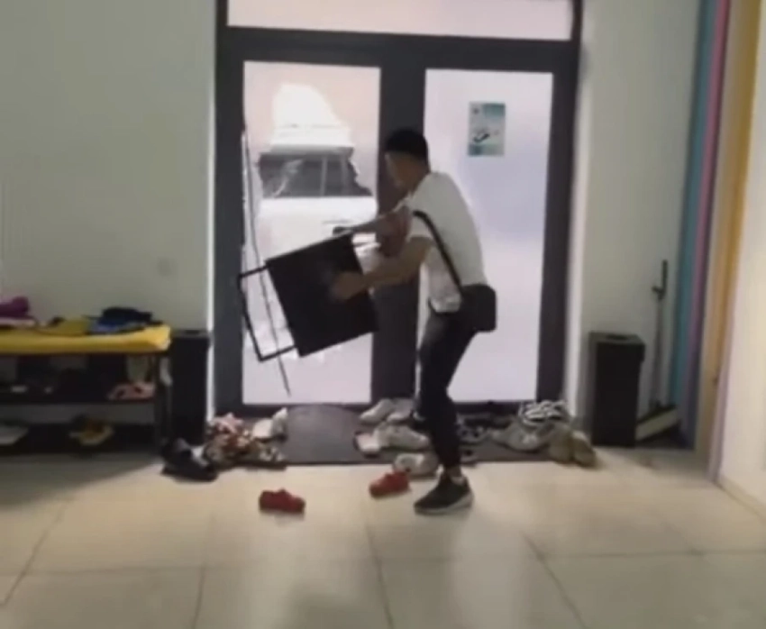 Мужчина разгромил детскую фотостудию в Бишкеке и избил администратора