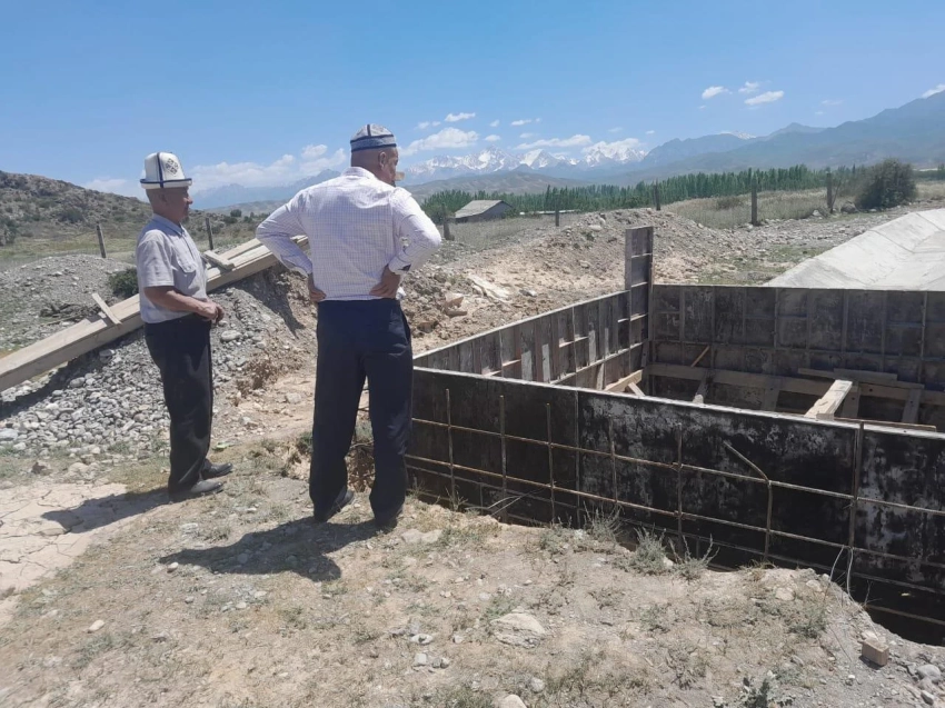 В Баткенском районе продолжается реконструкция ирригационного канала Кара-Кол