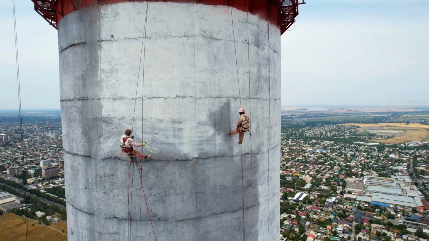 На ТЭЦ Бишкек началась покраска трубы, высотой 300 метров