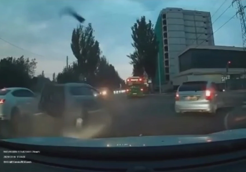 Люк на отремонтированной улице Медерова едва не стал причиной массовой аварии