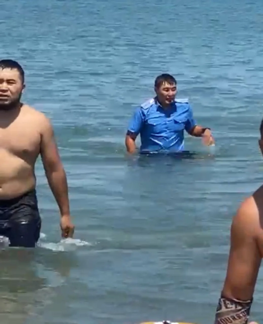 На Иссык-Куле милиционер спас пятерых тонущих подростков