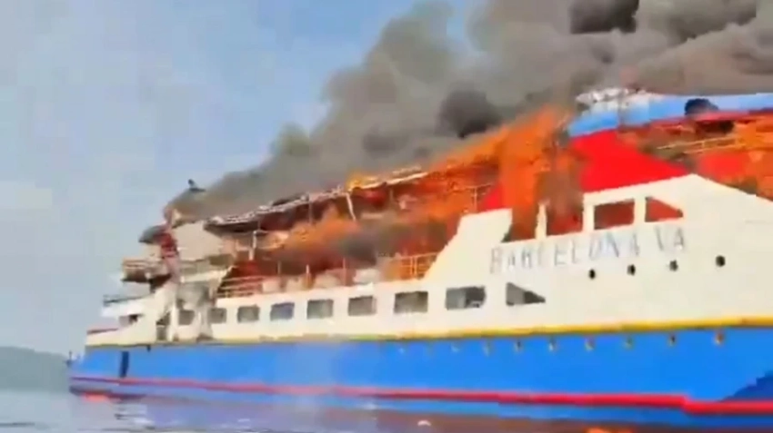 В Индонезии загорелся туристический паром с 280 пассажирами