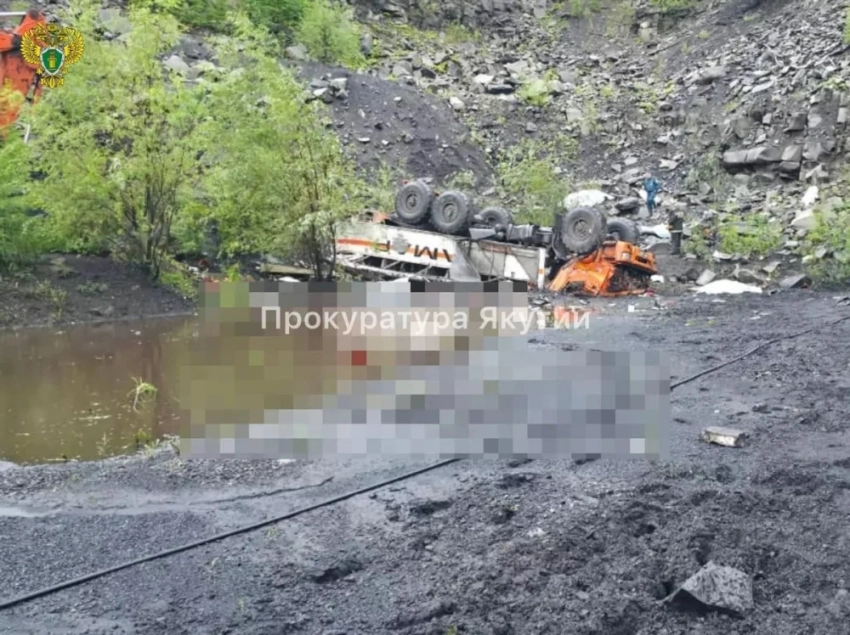 14 человек погибли при падении "вахтовки" с обрыва в России