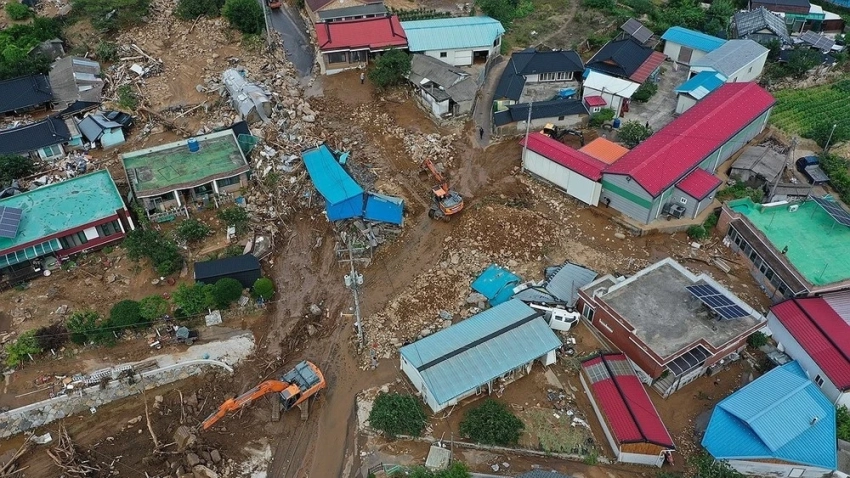 В результате наводнений и оползней в Южной Корее погибли 17 человек, ещё 11 числятся пропавшими без вести