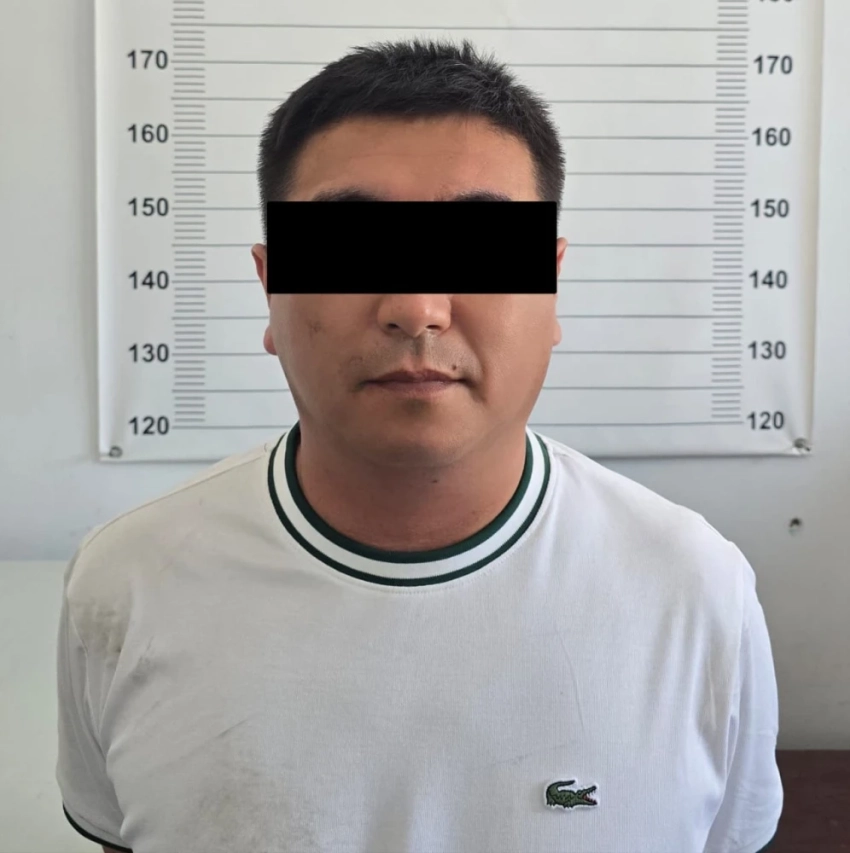 Налоговика задержали с поличным. Предположительно, при возврате взятки в $2 200 бизнесмену