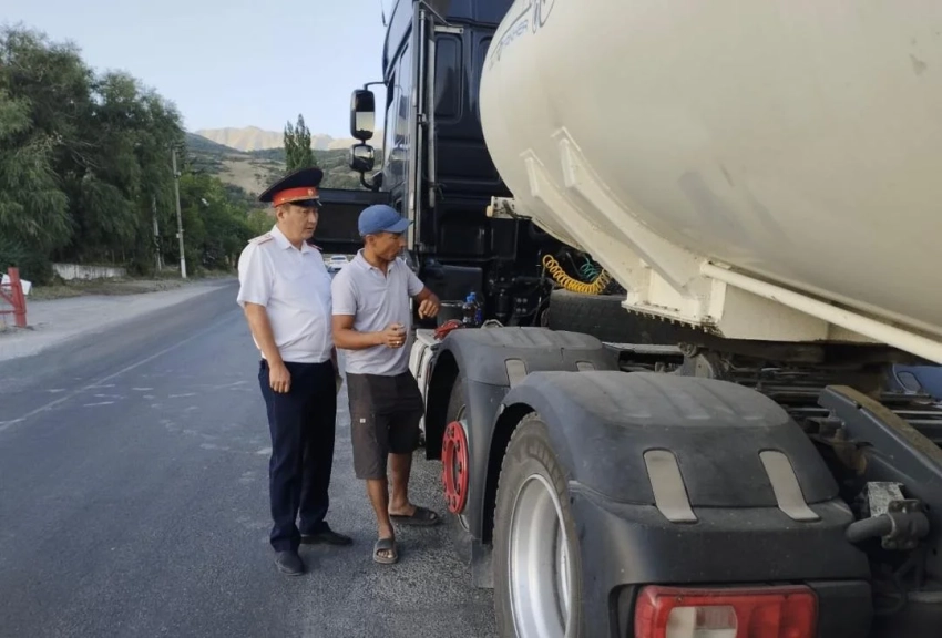 В КР проверяют автомобили, перевозящие опасные и тяжелые грузы