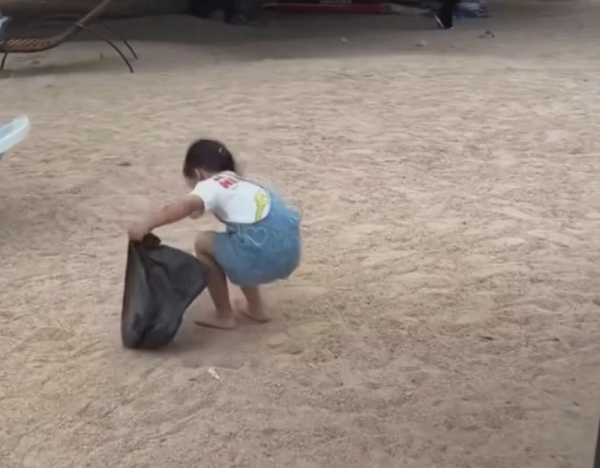 Пример для взрослых: маленькие дети собирают мусор на Иссык-Куле