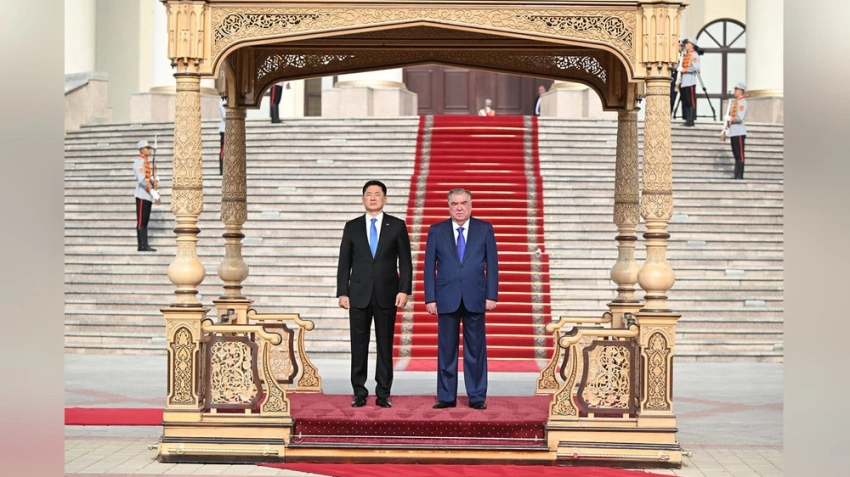 Президент Монголии начал государственный визит в Таджикистан с церемоний на высоком уровне