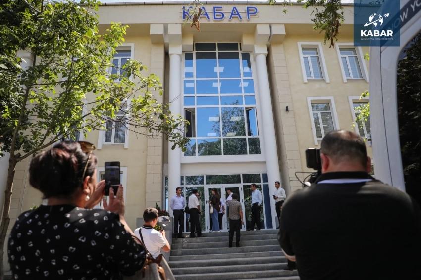 Делегация таджикских журналистов посетила агентство «Кабар» и телеканал НТРК