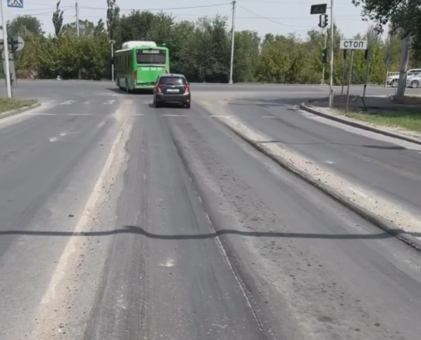 Водители жалуются на «поплывший» асфальт на улице Валиханова в Бишкеке