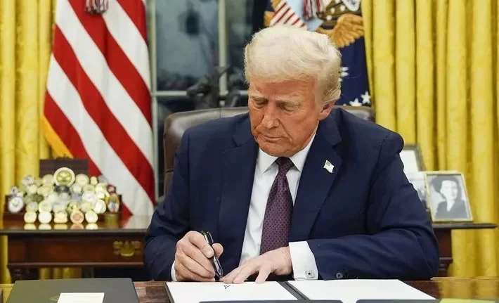 Трамп подписал указ о введении пошлин против десятков стран