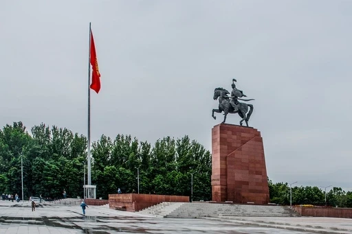 В Бишкеке официально открыли новый памятник Манасу. Как это было