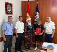 В Ала-Буке двум подросткам, оставшимся без попечения родителей, выдали землю под строительство жилья