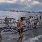 Со дна Иссык-Куля вытащили крыша пирса