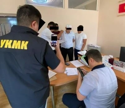 В Бишкеке задержан чиновник мэрии при получении взятки