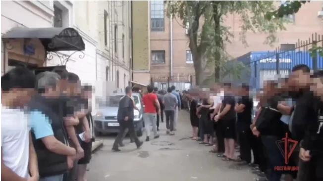 В Москве после рейда в хостеле задержали 300 нелегальных мигрантов