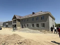 В селе Кара-Суу возводят новую школу взамен аварийной