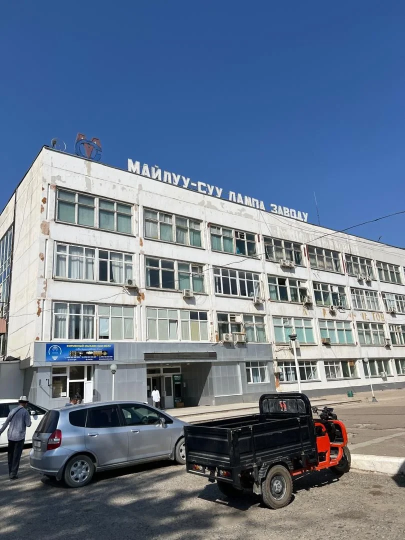 Ламповый завод в Майлуу-Суу готов на 98%. Глава ГАУГИ ознакомился с работами