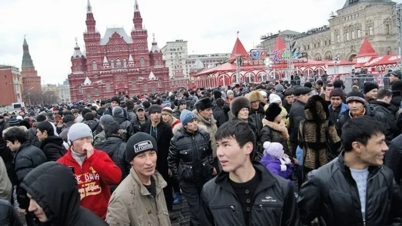 Почти 352 тыс. кыргызстанцев состоят на миграционном учете в России