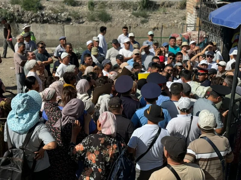 Торговцам Ошского рынка предложили работу в муниципальных службах
