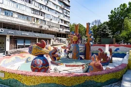 Утраченную мозаику нашли в Бишкеке при реставрации фонтана