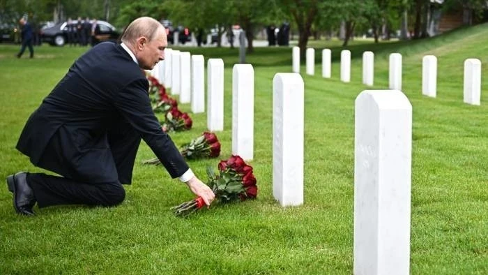 Путин почтил память советских лётчиков на кладбище Форт-Ричардсон на Аляске