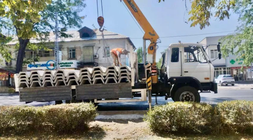 На улице Московской в Бишкеке строят новый тротуар и обновляют ирригацию
