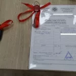 ГКНБ КР: Супруге осужденного Даниэля Ажиева вернули конфискованную квартиру и вручили автомашину