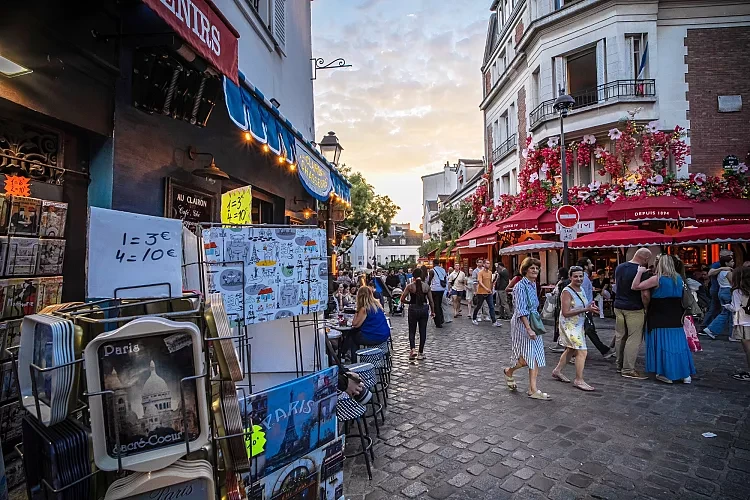 Жители Парижа борются с чрезмерным туризмом и «диснеификацией»