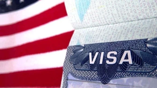 Госдеп проверяет всех обладателей виз США (это более 55 млн человек). В случае нарушений визу аннулируют, а иностранца депортируют