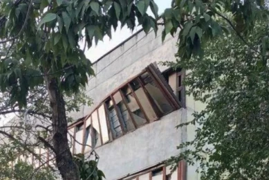 Окна здания на улице Льва Толстого в Бишкеке могут упасть на тротуар
