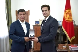 Айбек Джунушалиев вручил награды пловцу Денису Петрашову и его тренеру