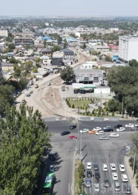 "Шестиполосная, но извилистая". Ремонт улицы Курманжан Датки сопровождается скандалом